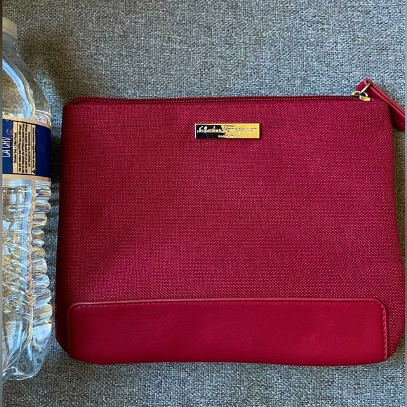 Salvatore Ferragamo: burgundy perfums/cosmetic bag - Picture 10 of 11